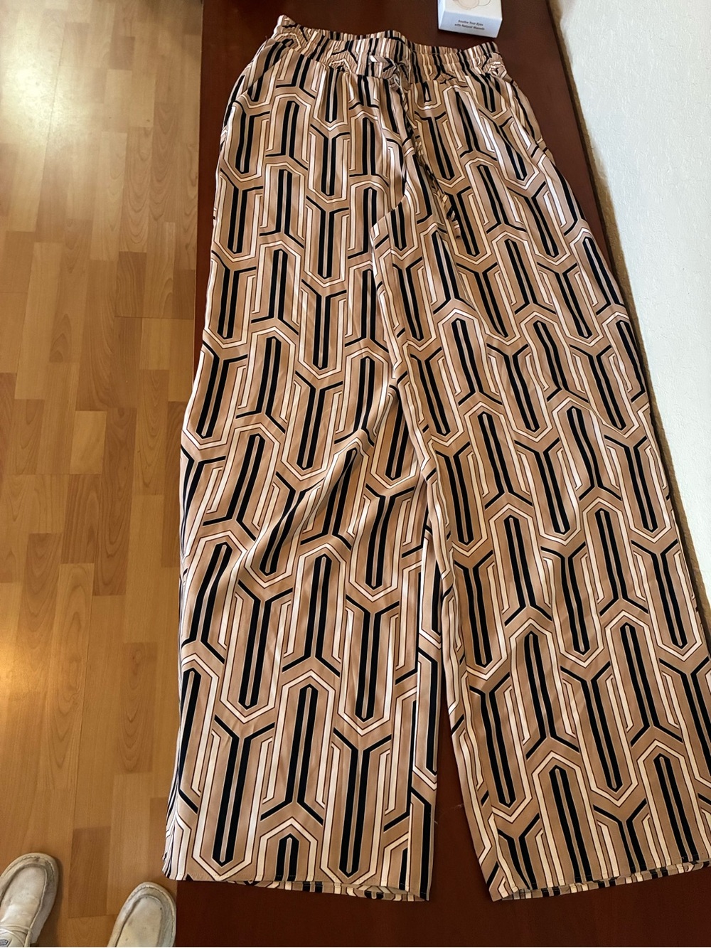 Express Geometric Print Wide-Leg Pants in Beige and Black